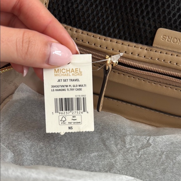 Michael Kors Large Hanging Travel Case - Picture 5 of 5